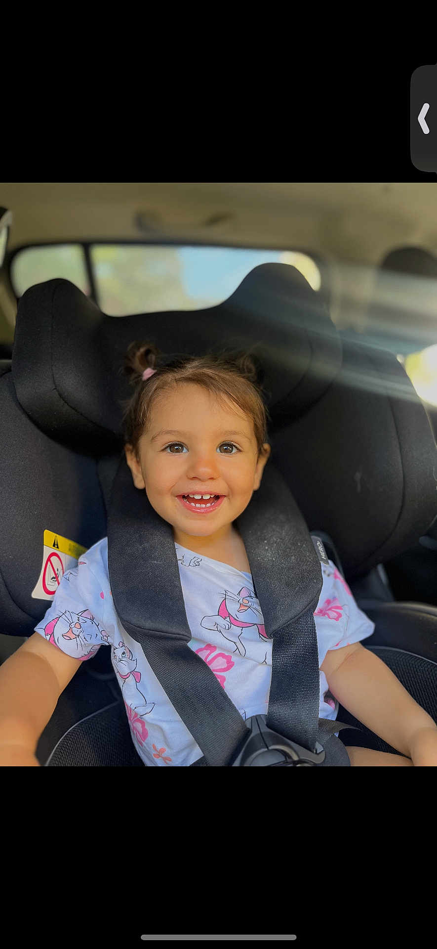 Elia-Maria participe au concours pour gagner de l'argent avec cette photo : child, toddler, car_seat, smiling, happy, seatbelt, cartoon_shirt, indoor, sunlight, hair_tied, portrait, baby, cute, child_safety, vehicle_interior, seat, young_child, casual_clothing, daylight, secure