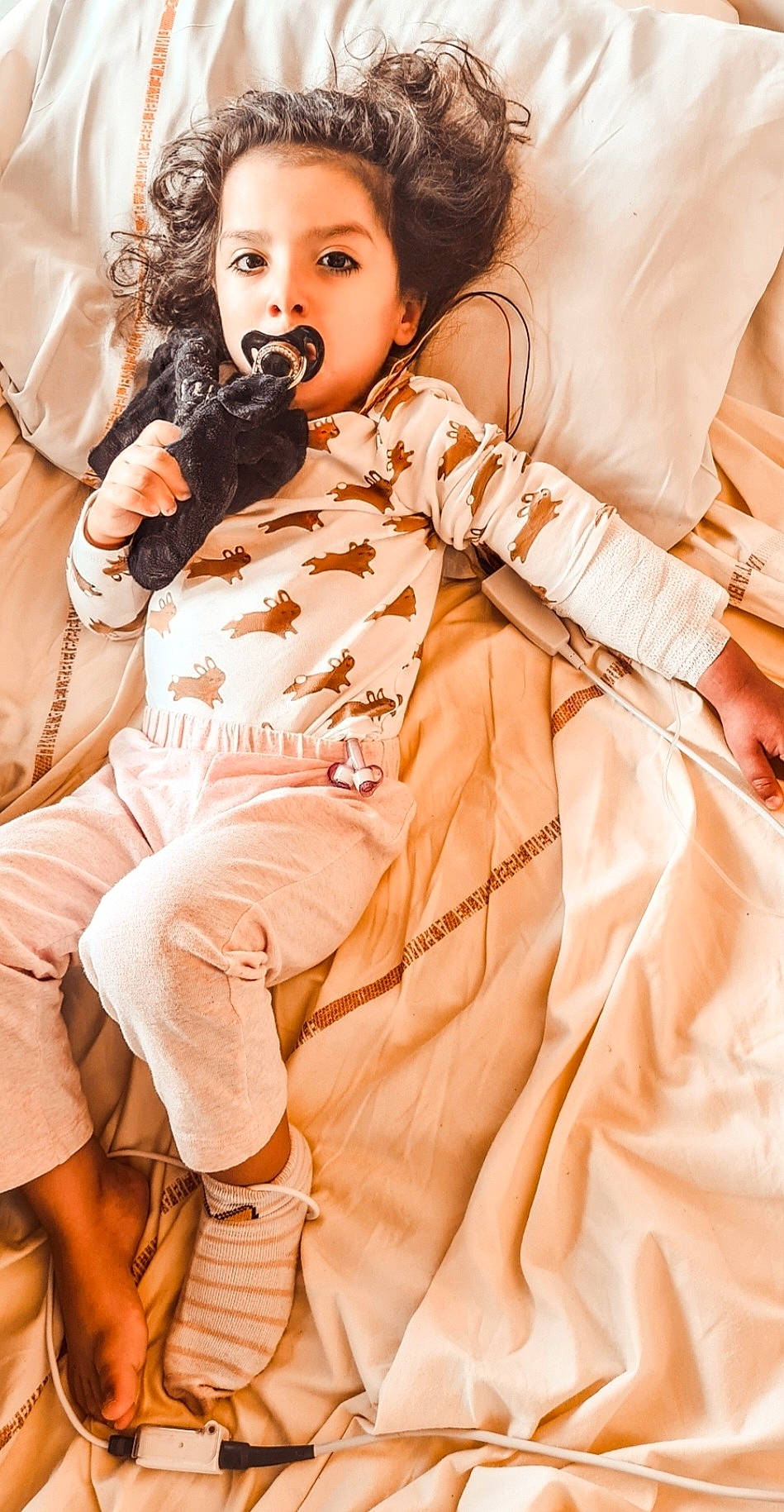 Alya a rejoint le concours — aidez-le/la à gagner de superbes lots ! black_hair, comfort, entertainment, eye, eyelash, face, fashion_design, fashion_model, flash_photography, happy, head, lip, long_hair, microphone, mouth, orange, person, skin, thigh, tie