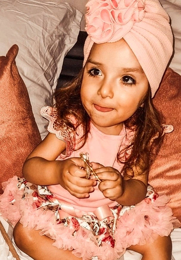 Alya a rejoint le concours — aidez-le/la à gagner de superbes lots ! cheek, dress, eye, eyelash, face, fashion, hairstyle, hand, happy, head, headgear, headwear, human_body, iris, joy, lip, organ, person, pink, skin