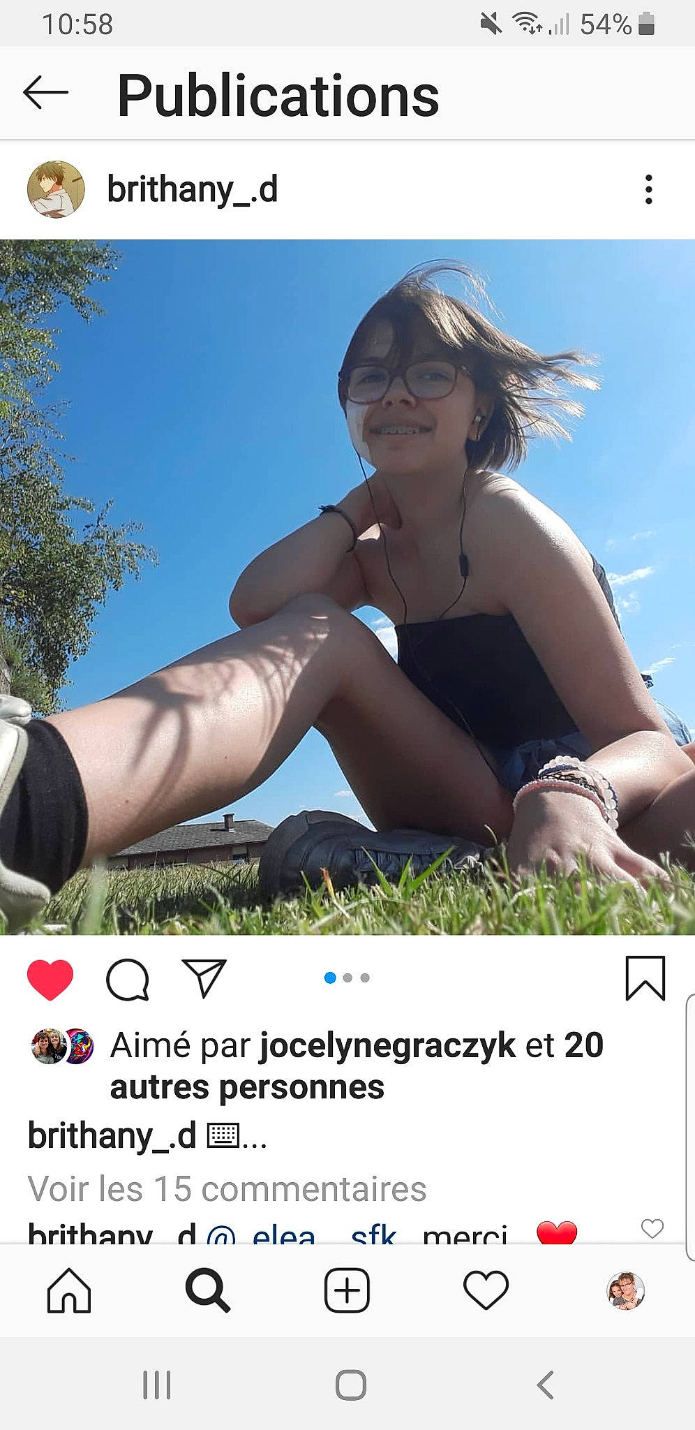 Brithany a rejoint le concours — aidez-le/la à gagner de superbes lots ! arm, blue, daytime, eyewear, finger, fun, glasses, grass, hair, human, joy, leg, natural_environment, nature, organism, people, person, product, sitting, tourism