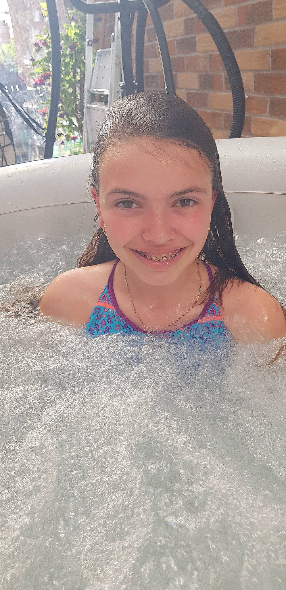 Brithany participe au concours pour gagner de l'argent avec cette photo : bathing, bathtub, eyebrow, face, fun, jacuzzi, joy, leisure, person, recreation, smile, summer, swimming_pool, water