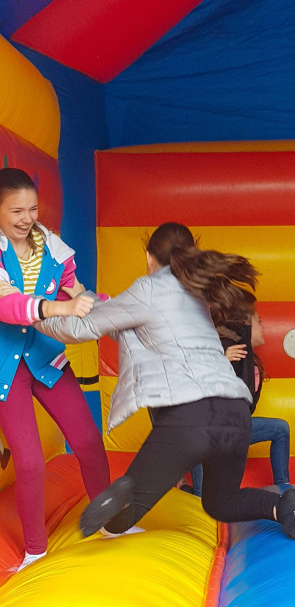 Brithany participe au concours pour gagner de l'argent avec cette photo : event, fun, joy, leg, person, play, thigh, yellow