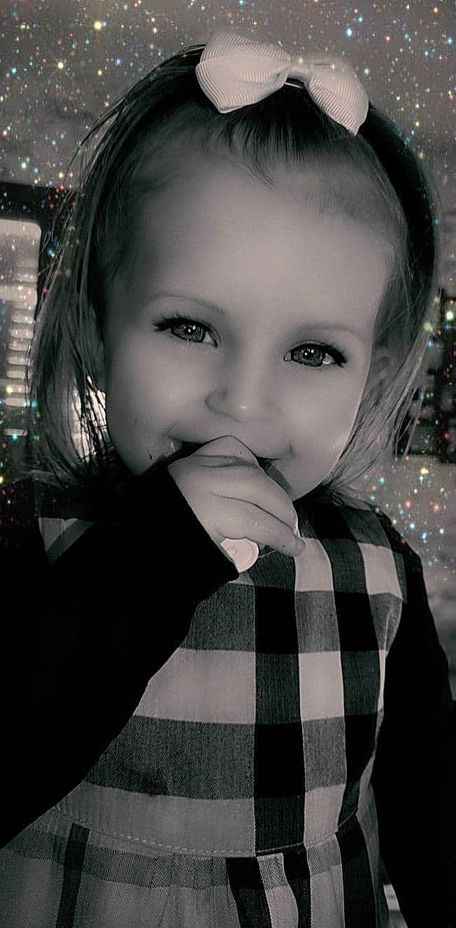 Zaÿna participe au concours pour gagner de l'argent avec cette photo : black_and_white, cheek, chin, cool, eyebrow, eyelash, flash_photography, fun, gesture, hairstyle, happy, iris, jaw, lip, mouth, nose, person, smile, standing, style