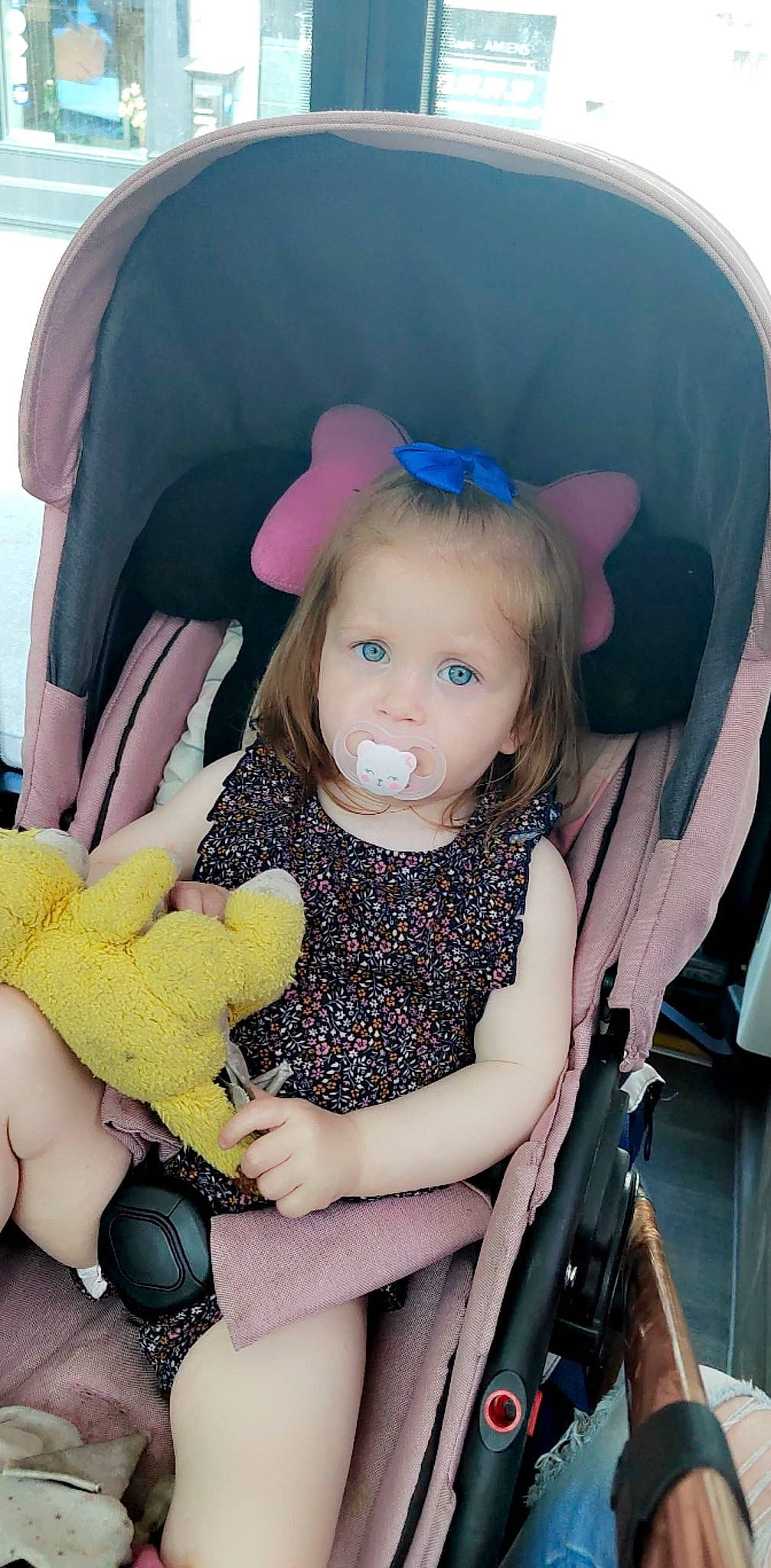 Zaÿna a rejoint le concours — aidez-le/la à gagner de superbes lots ! arm, baby, baby_toddler_clothing, beauty, chair, child, hand, happy, iris, organ, people, person, pink, product, purple, skin, smile, toddler, toy, violet