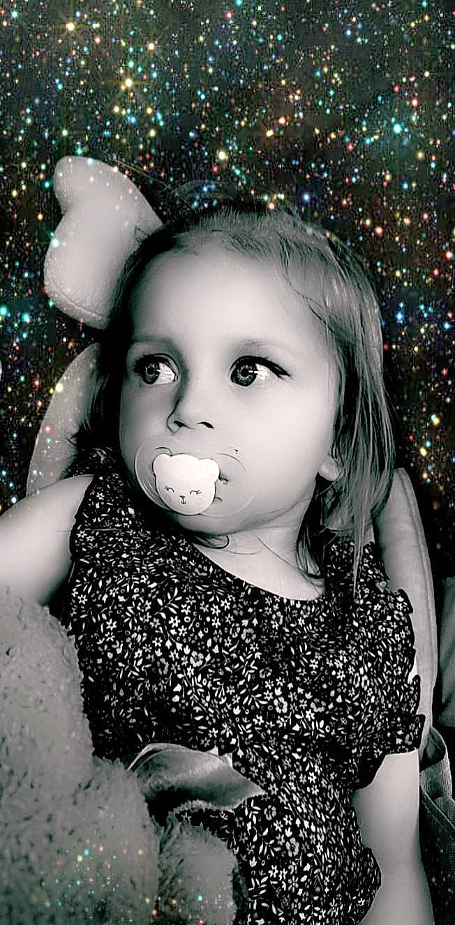 Zaÿna participe au concours pour gagner de l'argent avec cette photo : beauty, black, cheek, child, event, eyelash, facial_expression, flash_photography, fun, hairstyle, happy, head, lip, monochrome_photography, pattern, people, person, photograph, snapshot, standing