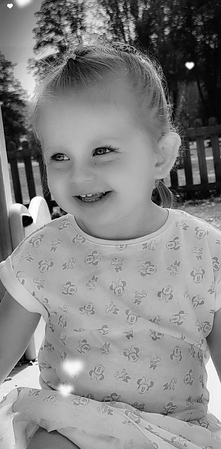 Zaÿna participe au concours pour gagner de l'argent avec cette photo : black, black_and_white, chin, eyebrow, eyelash, facial_expression, flash_photography, hair, hairstyle, head, iris, joy, lip, neck, nose, organ, person, photograph, sleeve, smile