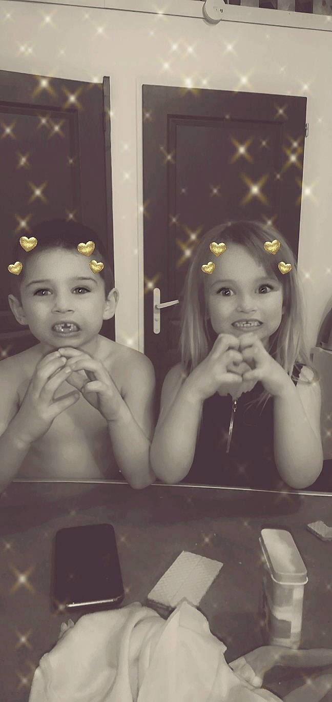 Tino &amp; Kaytheline participe au concours pour gagner de l'argent avec cette photo : black_and_white, child, eye, face, fun, hand, head, iris, joy, mirror, monochrome, people, person, photograph, photography, reflection, room, skin, smile, snapshot