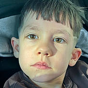 Dean participe au concours pour gagner de l'argent avec cette photo : child, boy, portrait, face, brown_eyes, haircut, short_hair, expression, close_up, skin, casual_clothing, indoor, seat, young, person, head, looking, childhood, cute, thoughtful
