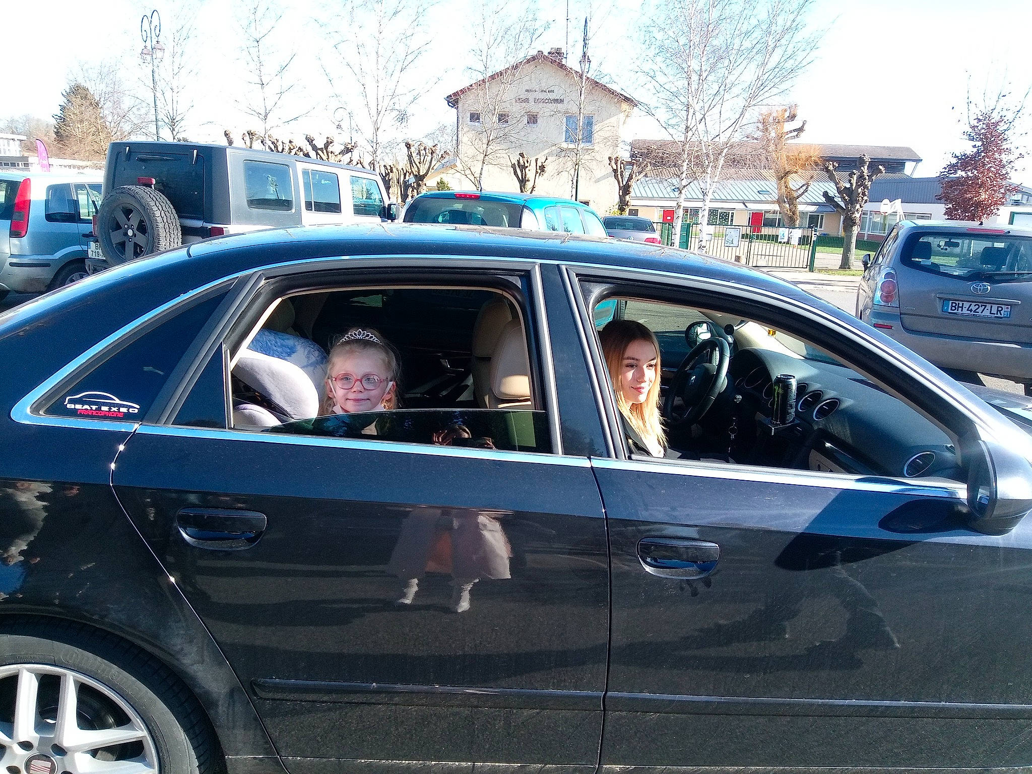 Jade a rejoint le concours — aidez-le/la à gagner de superbes lots ! alloy_wheel, auto_part, automotive_design, automotive_exterior, automotive_tire, car, door, fender, joy, land_vehicle, motor_vehicle, person, personal_luxury_car, rim, sky, street_fashion, tire, tree, vehicle, vehicle_door