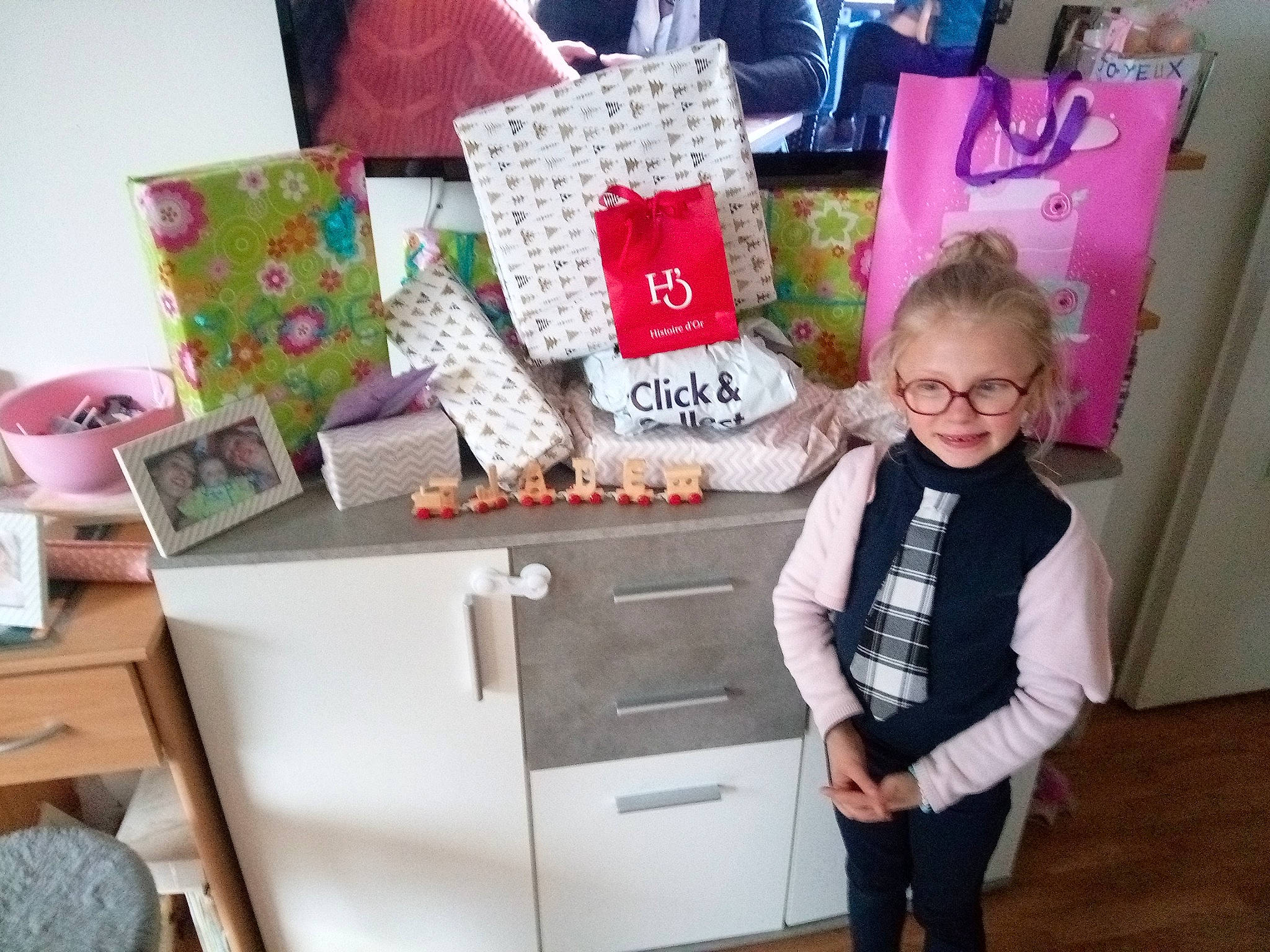 Jade participe au concours pour gagner de l'argent avec cette photo : art, chair, child, craft, creative_arts, event, eyewear, fashion_accessory, fun, glasses, joy, linens, magenta, pattern, person, room, toddler, visual_arts
