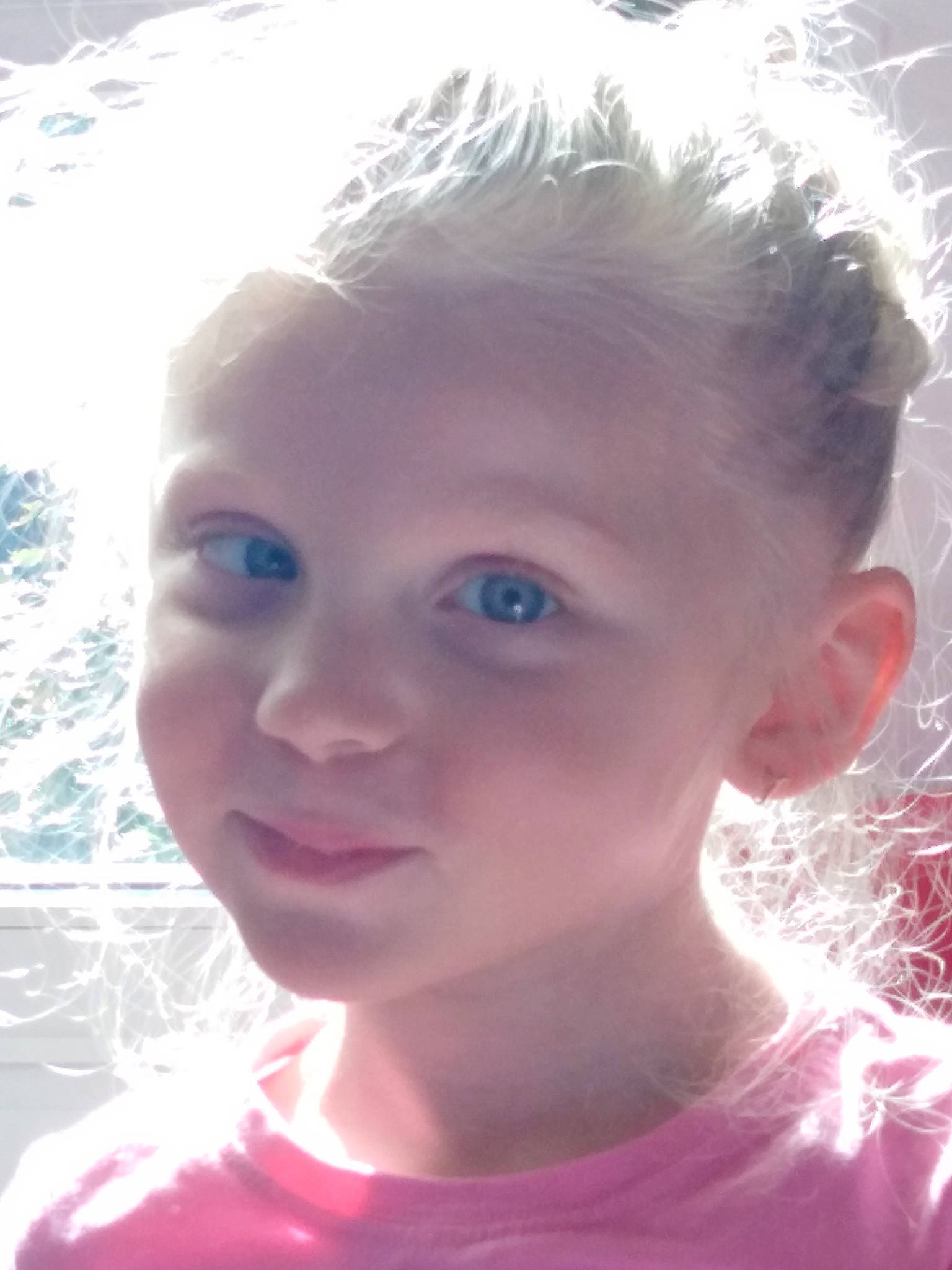 Jade a rejoint le concours — aidez-le/la à gagner de superbes lots ! cheek, chin, ear, eye, eyebrow, eyelash, flash_photography, happy, head, iris, jaw, lip, mouth, neck, nose, organ, person, photograph, skin, sunlight