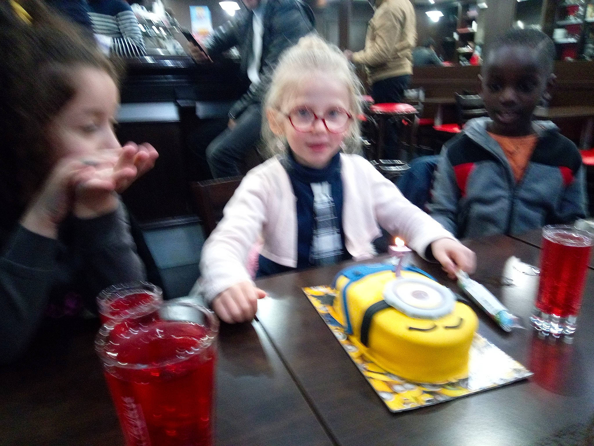 Jade participe au concours pour gagner de l'argent avec cette photo : aluminum_can, chair, child, conversation, drink, event, food, fun, jacket, leisure, person, plate, recreation, red, sitting, snapshot, soft_drink, table, tableware, tin_can