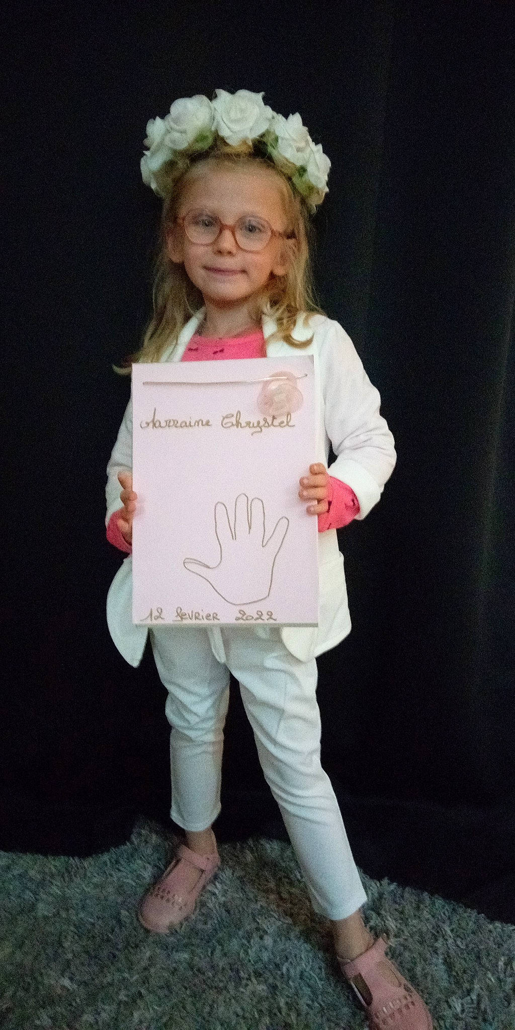 Jade a rejoint le concours — aidez-le/la à gagner de superbes lots ! arm, child, dress, face, facial_expression, glasses, hair, hairstyle, hand, handwriting, happy, head, jeans, joy, outerwear, person, pink, sleeve, smile, standing