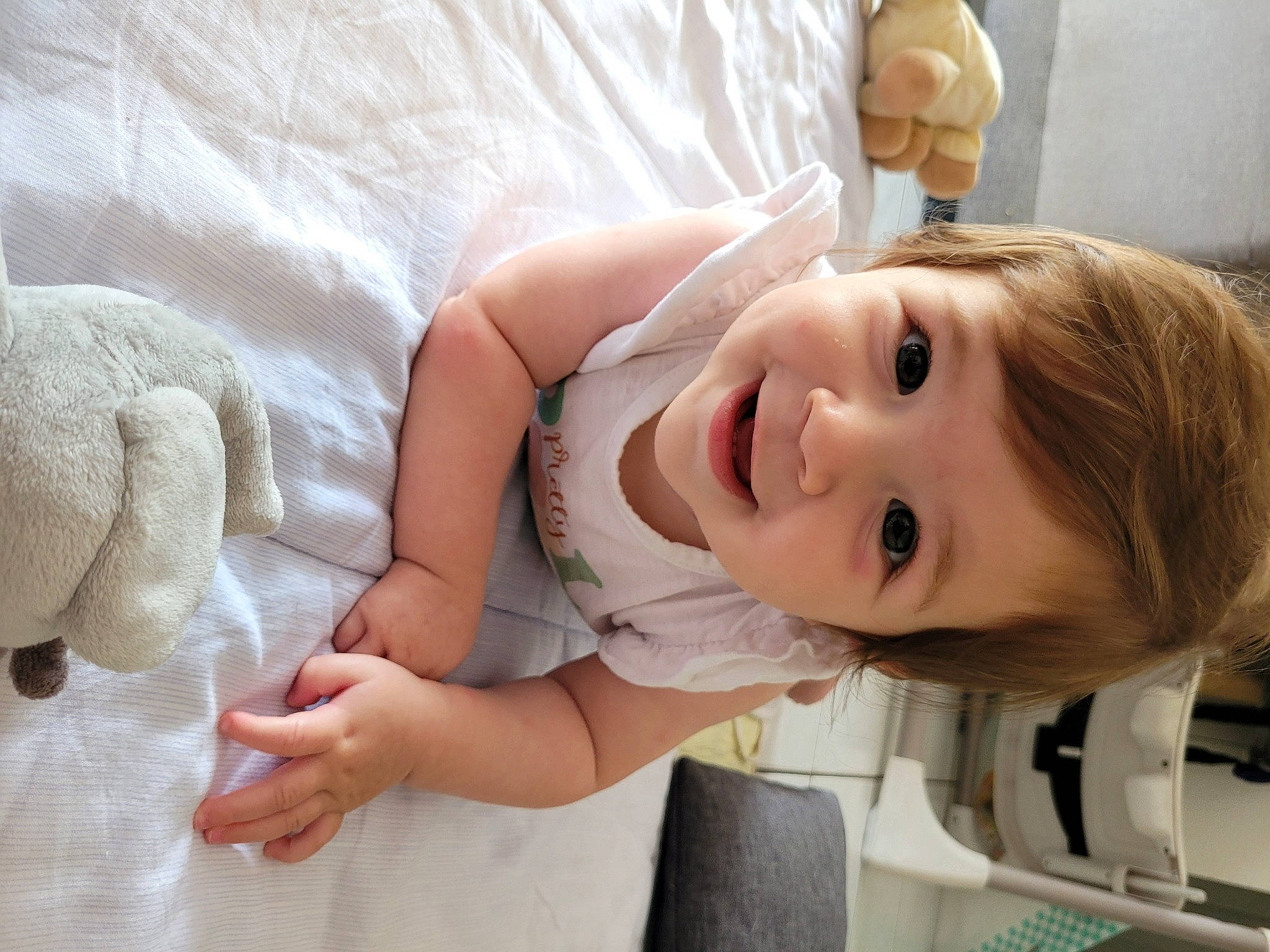 Lucy participe au concours pour gagner de l'argent avec cette photo : cheek, chin, comfort, eye, eyebrow, eyelash, face, facial_expression, gesture, iris, joint, joy, lip, mouth, neck, nose, person, shoulder, skin, sleeve