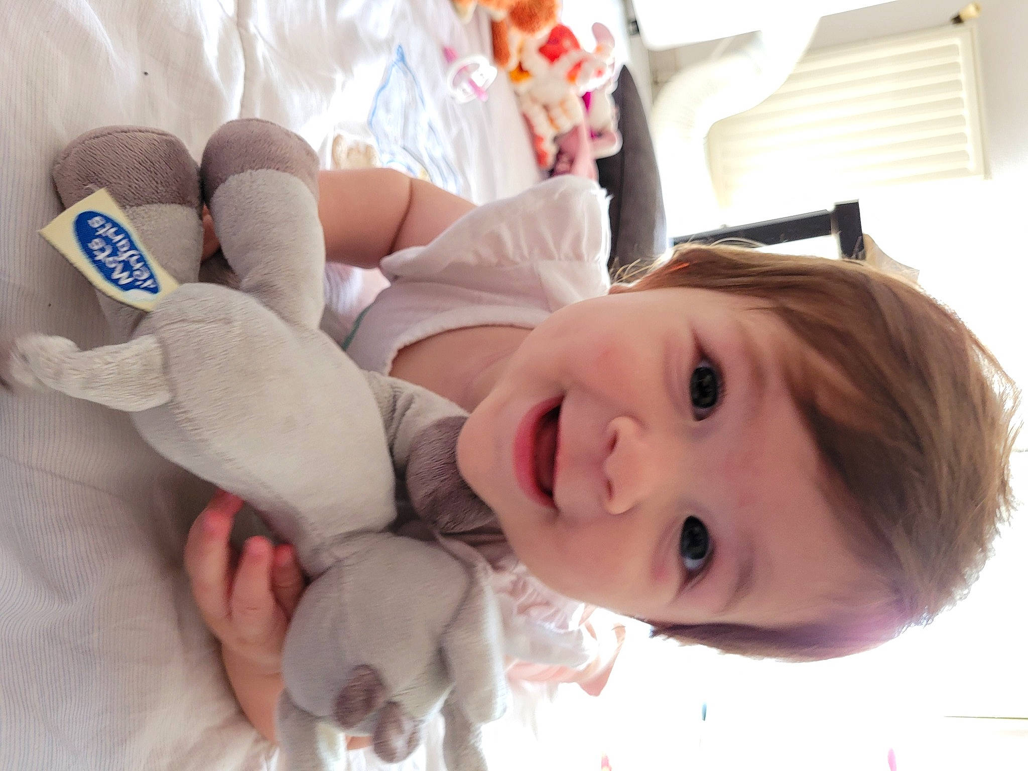 Lucy a rejoint le concours — aidez-le/la à gagner de superbes lots ! baby, baby_toddler_clothing, cheek, child, comfort, eye, eyelash, gesture, hand, happy, lip, mouth, nose, person, skin, smile, stuffed_toy, toddler, toy, vertebrate