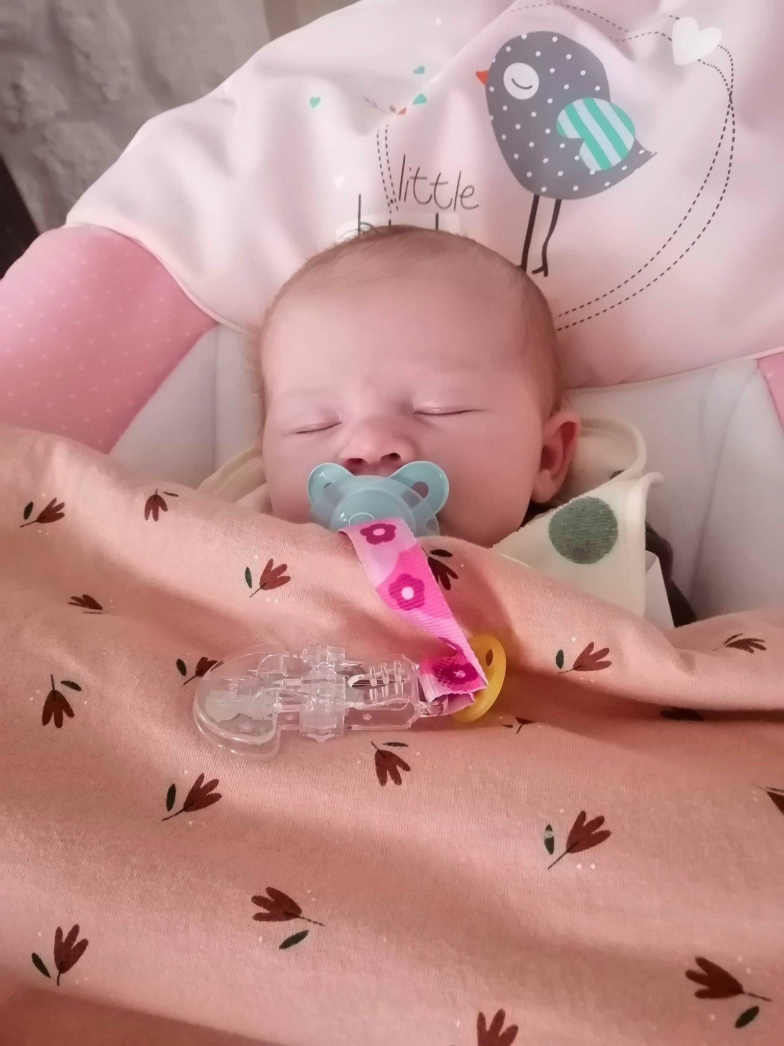 Liséa participe au concours pour gagner de l'argent avec cette photo : baby, baby_products, baby_sleeping, baby_toddler_clothing, cheek, child, comfort, eye, eyelash, finger, head, human_body, infant_bed, linens, mouth, person, pink, product, skin, textile