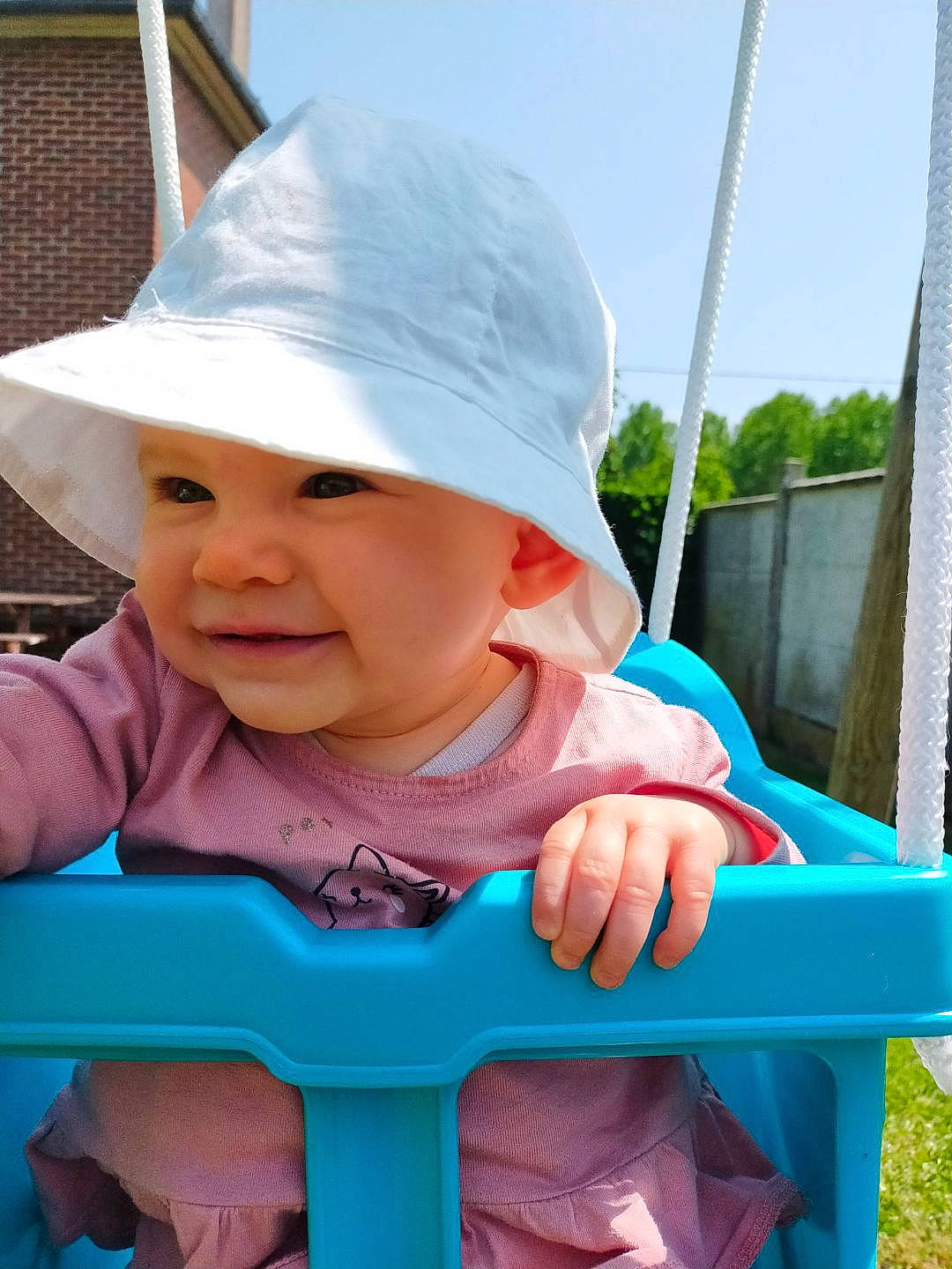 Liséa a rejoint le concours — aidez-le/la à gagner de superbes lots ! baby, baby_toddler_clothing, blue, cap, child, electric_blue, facial_expression, fun, grass, happy, hat, headwear, joy, leisure, magenta, person, pink, recreation, skin, sky