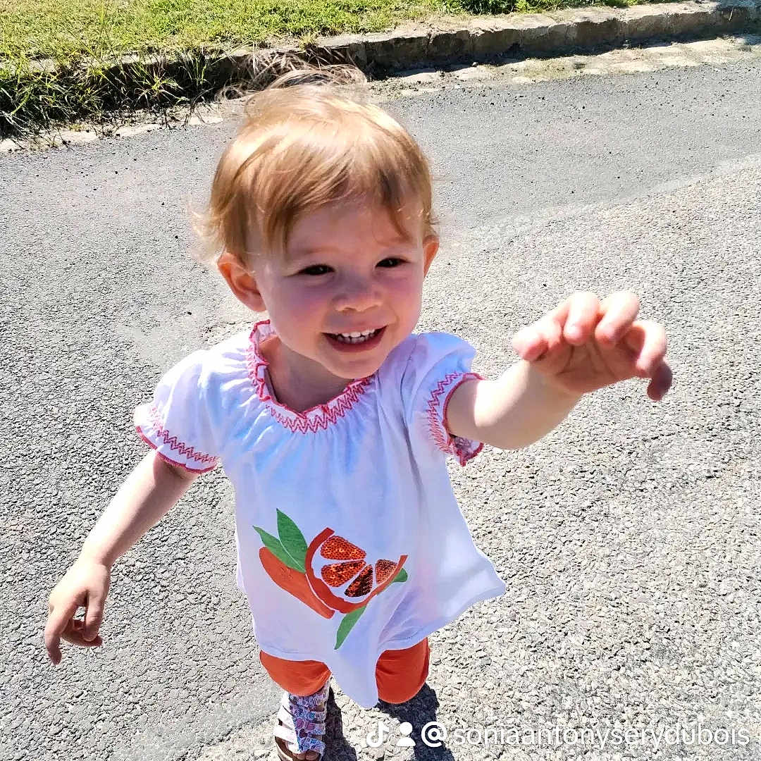Liséa a rejoint le concours — aidez-le/la à gagner de superbes lots ! baby, bodypart, city, clothing, face, finger, grass, hand, head, path, person, photography, plant, portrait, road, street, summer, t_shirt, urban, walking