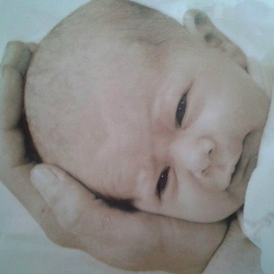 Kaëlla a rejoint le concours — aidez-le/la à gagner de superbes lots ! baby, cheek, ear, eyebrow, eyelash, face, finger, forehead, gesture, hand, happy, human_body, iris, jaw, lip, mouth, neck, nose, person, skin