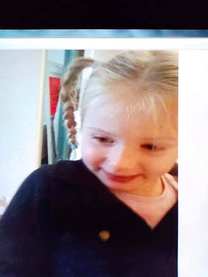 Kaëlla participe au concours pour gagner de l'argent avec cette photo : blond, cheek, child, electric_blue, eye, eyebrow, eyelash, forehead, formal_wear, fun, happy, iris, jaw, joy, nose, person, portrait_photography, room, selfie, sleeve