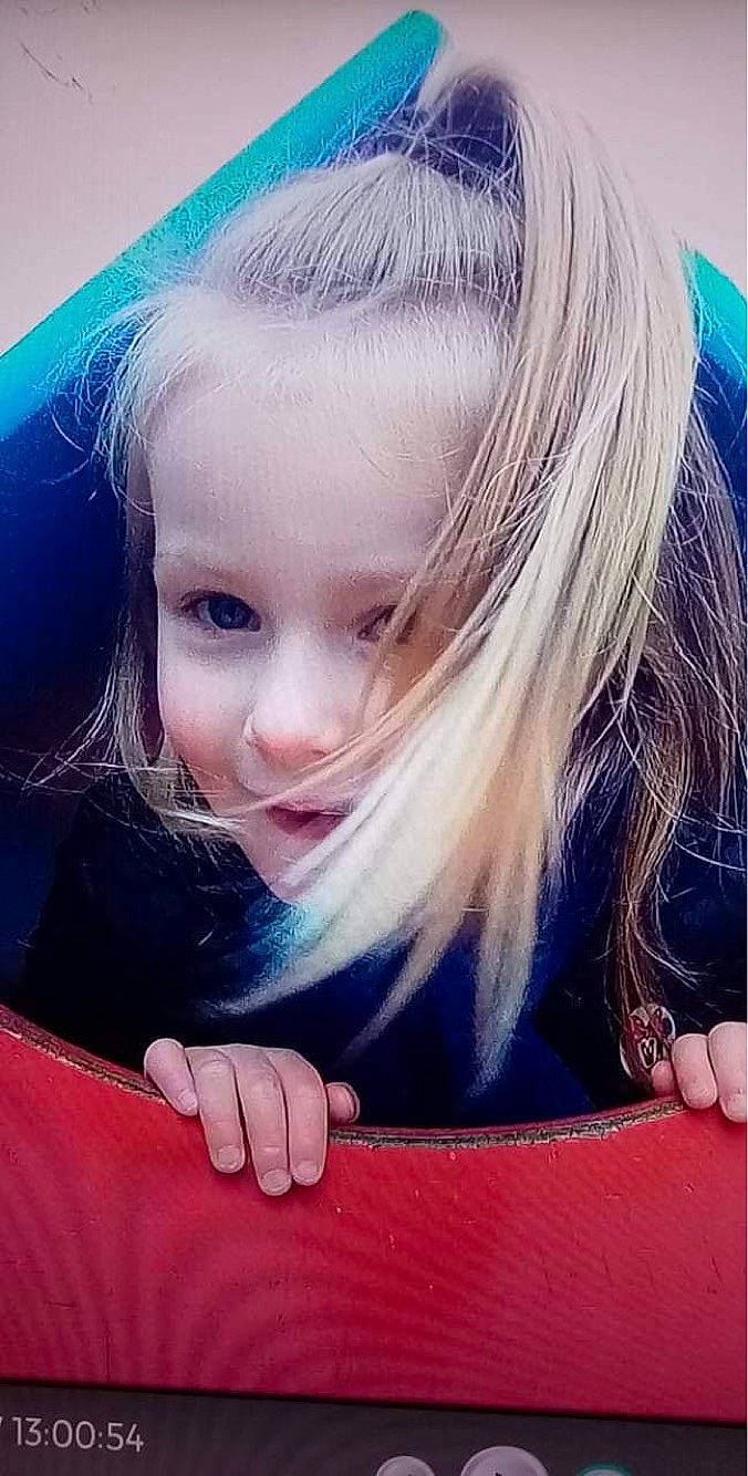 Kaëlla a rejoint le concours — aidez-le/la à gagner de superbes lots ! bangs, blue, cool, electric_blue, eyebrow, eyelash, face, flash_photography, hair, happy, iris, lip, long_hair, magenta, mouth, nose, person, pink, skin, tints_and_shades