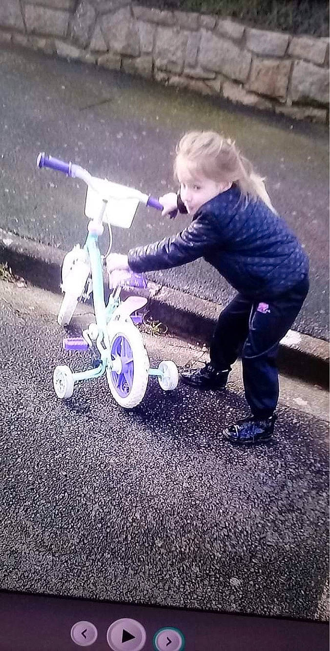 Kaëlla participe au concours pour gagner de l'argent avec cette photo : asphalt, automotive_tire, automotive_wheel_system, bicycle, bicycle_accessory, bicycle_frame, bicycle_tire, bicycle_wheel, cloud, cool, footwear, person, purple, recreation, rolling, shoe, sneakers, tire, toddler, vehicle