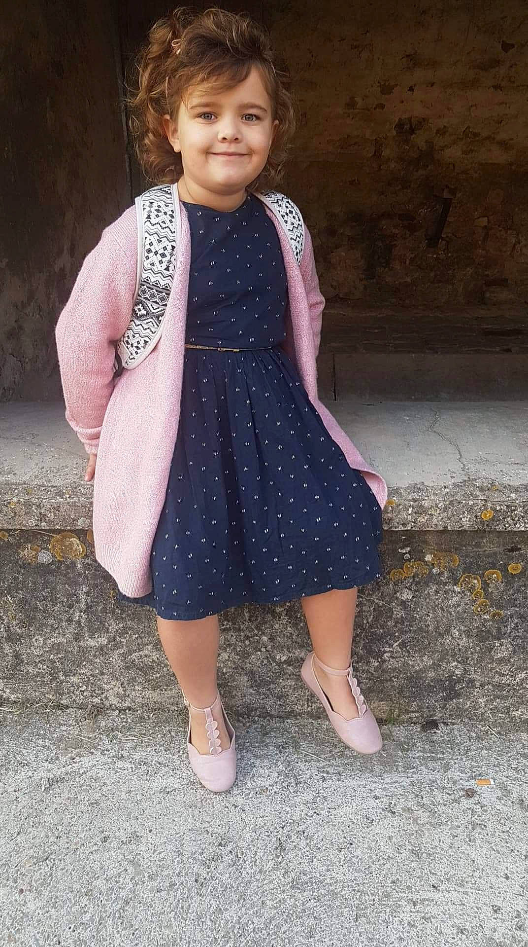 Manon a rejoint le concours — aidez-le/la à gagner de superbes lots ! child, child_model, clothing, dress, fawn, footwear, joy, pattern, person, shoe, smile, toddler