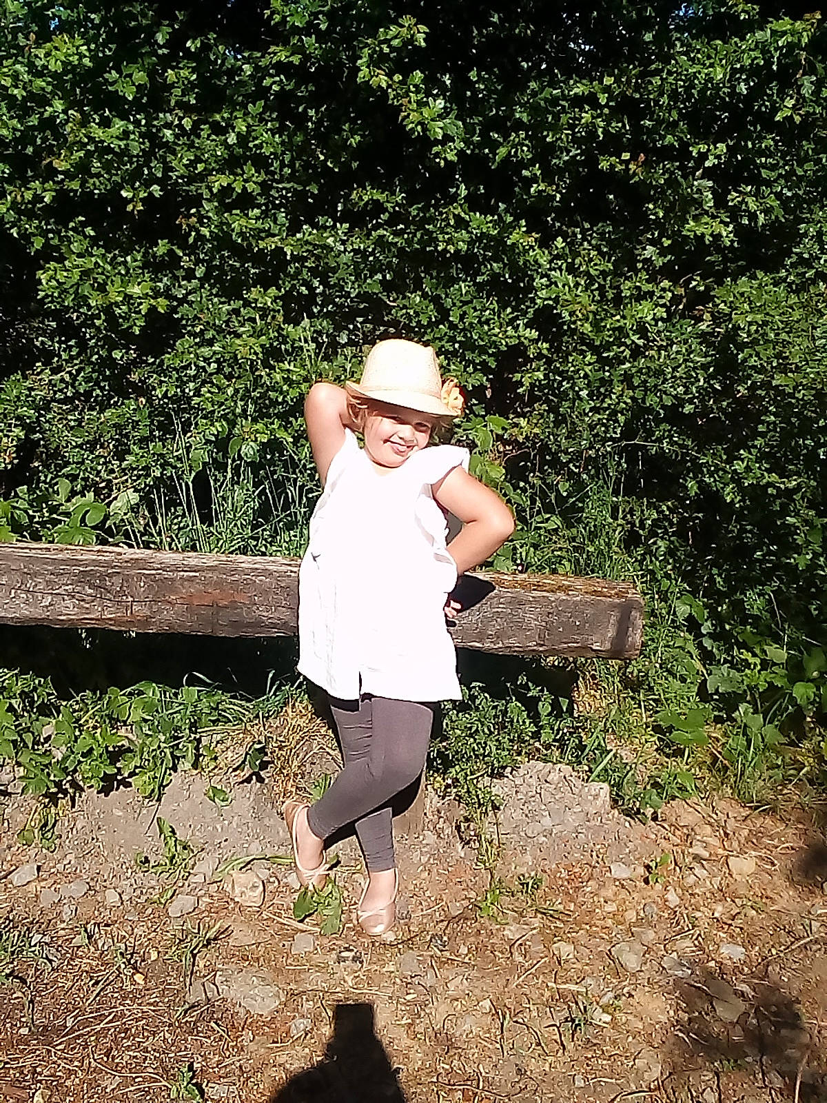 Manon participe au concours pour gagner de l'argent avec cette photo : botany, forest, fun, grass, headwear, joy, leaf, leisure, person, photograph, photography, plant, smile, soil, spring, tree, vacation, wood