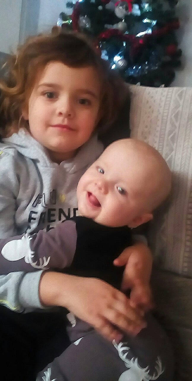 Manon participe au concours pour gagner de l'argent avec cette photo : baby, cheek, child, face, head, lip, nose, person, sibling, skin, smile, toddler