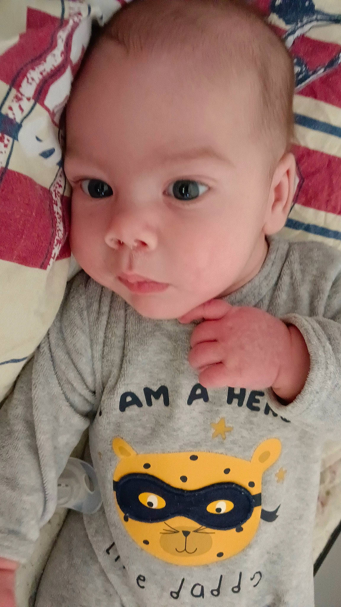 Luc participe au concours pour gagner de l'argent avec cette photo : baby, baby_toddler_clothing, cheek, chin, clothing, eye, eyebrow, facial_expression, forehead, hairstyle, head, human_body, lip, mouth, nose, organ, person, product, skin, vertebrate