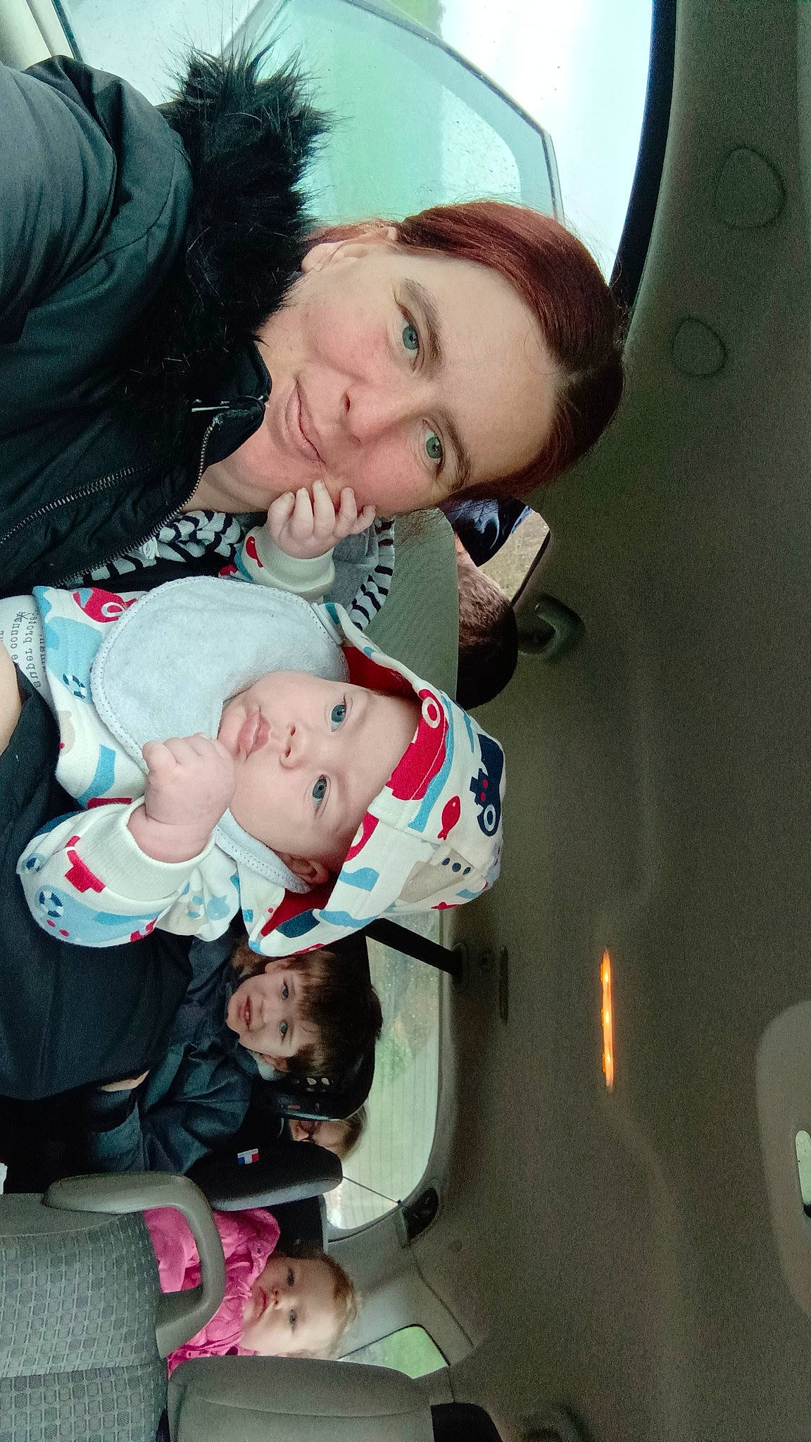 Luc participe au concours pour gagner de l'argent avec cette photo : baby, baby_products, baby_toddler_clothing, cheek, child, comfort, cool, fun, happy, head, headwear, joy, mouth, person, sitting, skin, toddler, tree, vacation, vehicle_door