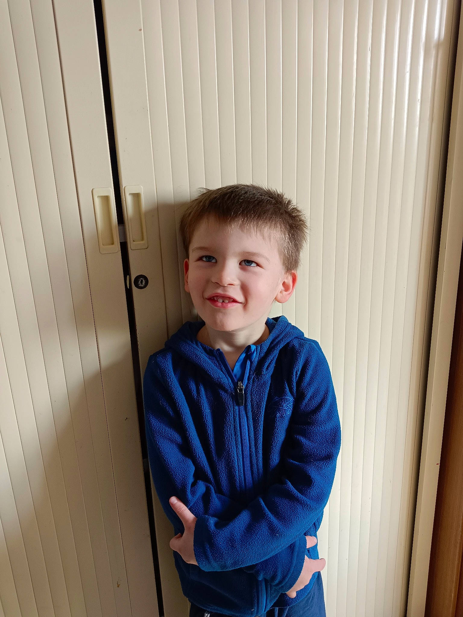 Kurtis a rejoint le concours — aidez-le/la à gagner de superbes lots ! baby_toddler_clothing, child, collar, denim, electric_blue, face, facial_expression, formal_wear, fun, happy, hoodie, joy, neck, pattern, person, portrait_photography, sitting, sleeve, smile, t_shirt