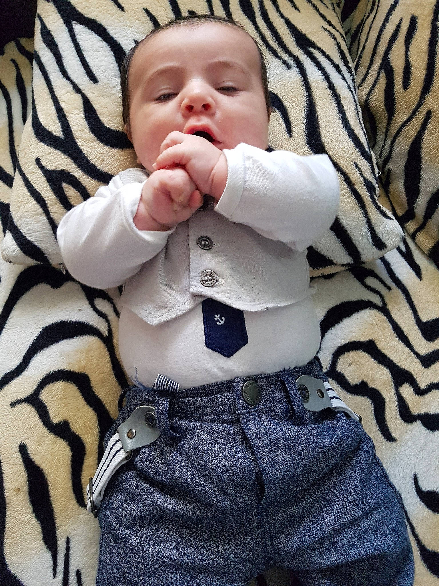 Lucas a rejoint le concours — aidez-le/la à gagner de superbes lots ! arm, baby_products, boy, child, cool, eye, finger, fun, hand, infant, mouth, nose, person, product, sitting, skin, sleep, smile, textile, toddler