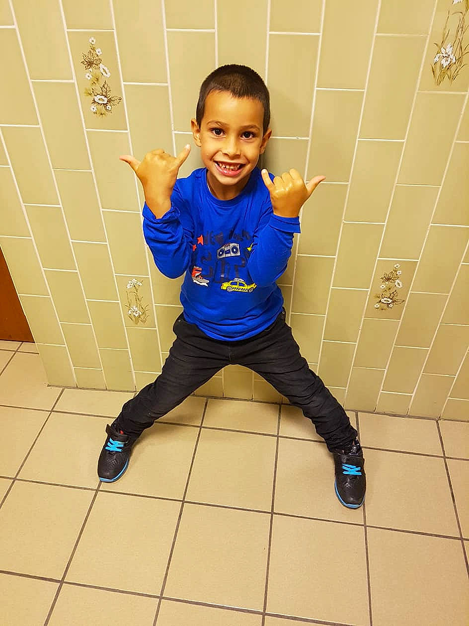 Fernando a rejoint le concours — aidez-le/la à gagner de superbes lots ! arm, blue, boy, child, day, floor, flooring, footwear, fun, girl, joy, leg, leisure, material, person, physical_exercise, physical_fitness, play, shoe, shoulder