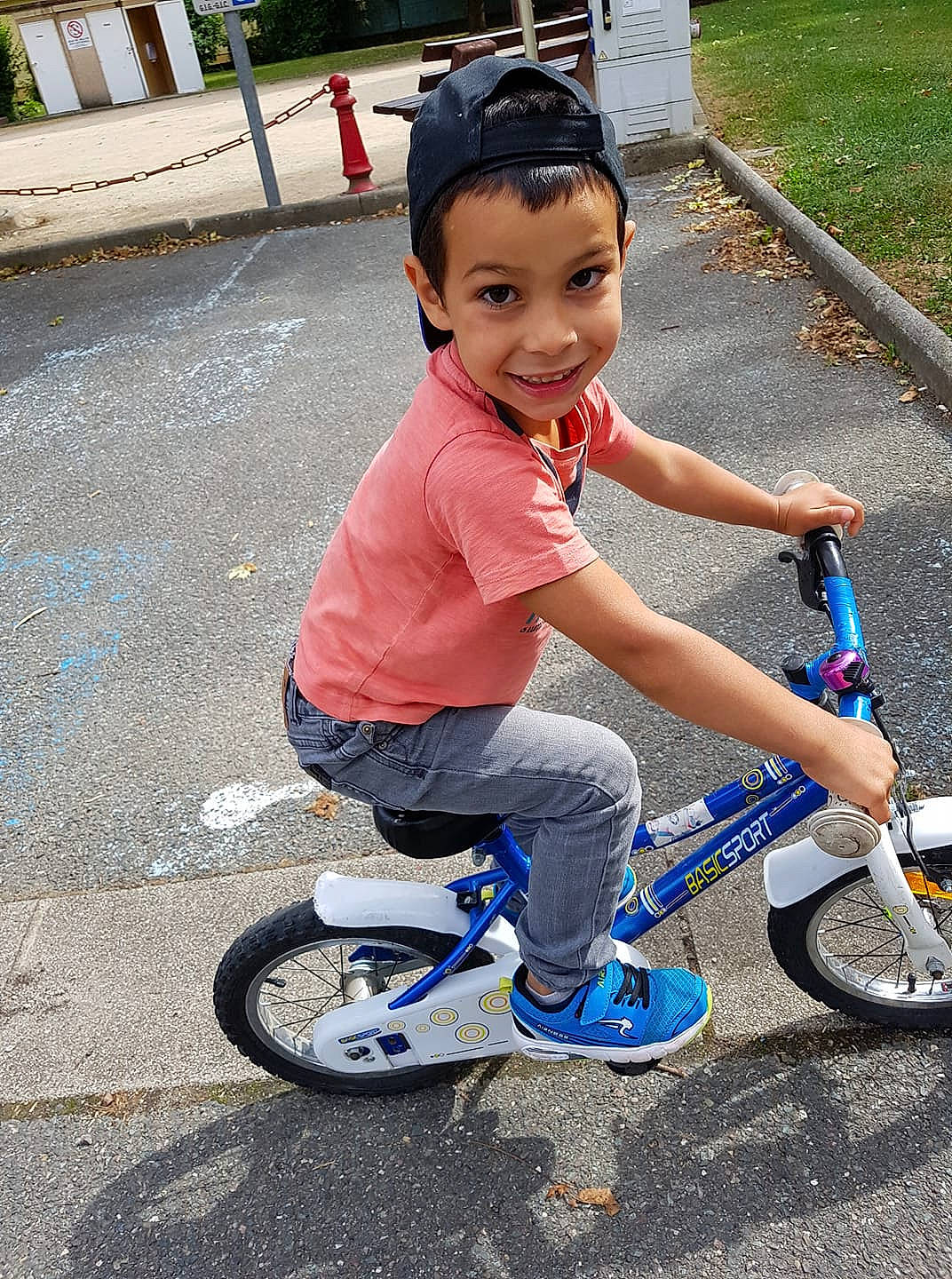 Fernando participe au concours pour gagner de l'argent avec cette photo : bicycle, bicycle_accessory, child, cycling, footwear, fun, girl, headgear, joy, land_vehicle, person, play, product, recreation, road_bicycle, shoe, sports_equipment, toddler, vehicle