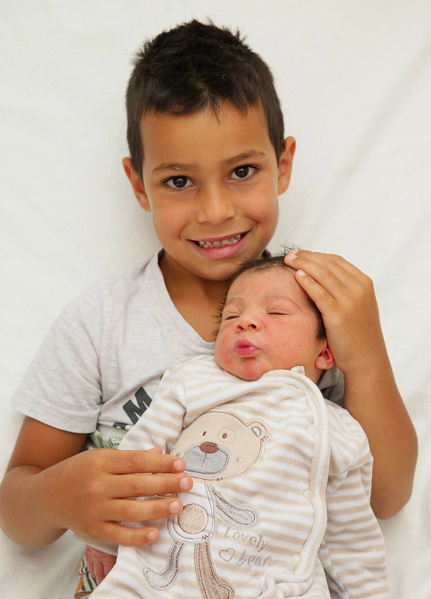 Fernando a rejoint le concours — aidez-le/la à gagner de superbes lots ! boy, child, father, fun, girl, infant, joy, mother, person, product, sibling, skin, smile, toddler