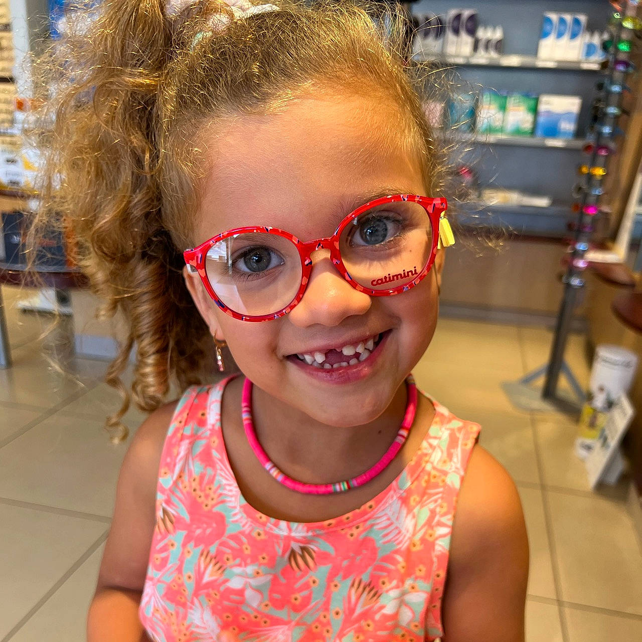 Perle a rejoint le concours — aidez-le/la à gagner de superbes lots ! cheek, chin, ear, eyebrow, eyelash, eyewear, fun, glasses, goggles, happy, iris, jaw, joy, lip, mouth, neck, nose, person, skin, smile
