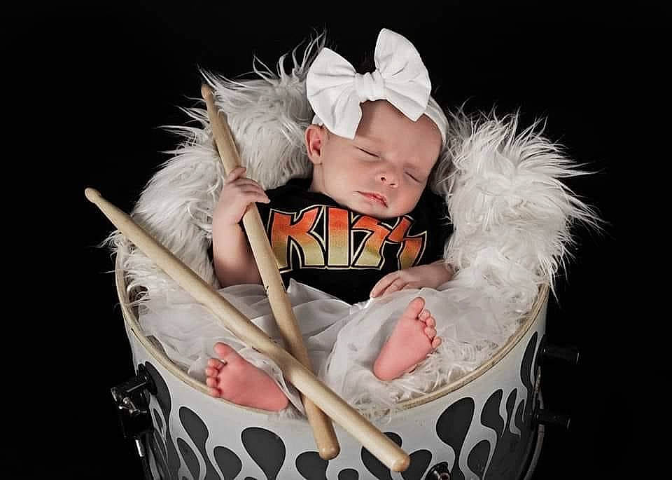 Hazel is registered to the contest to win money with this photo: child, costume, costume_accessory, costume_hat, fashion_accessory, feather, fur, hair_accessory, headgear, headpiece, headwear, person, photography