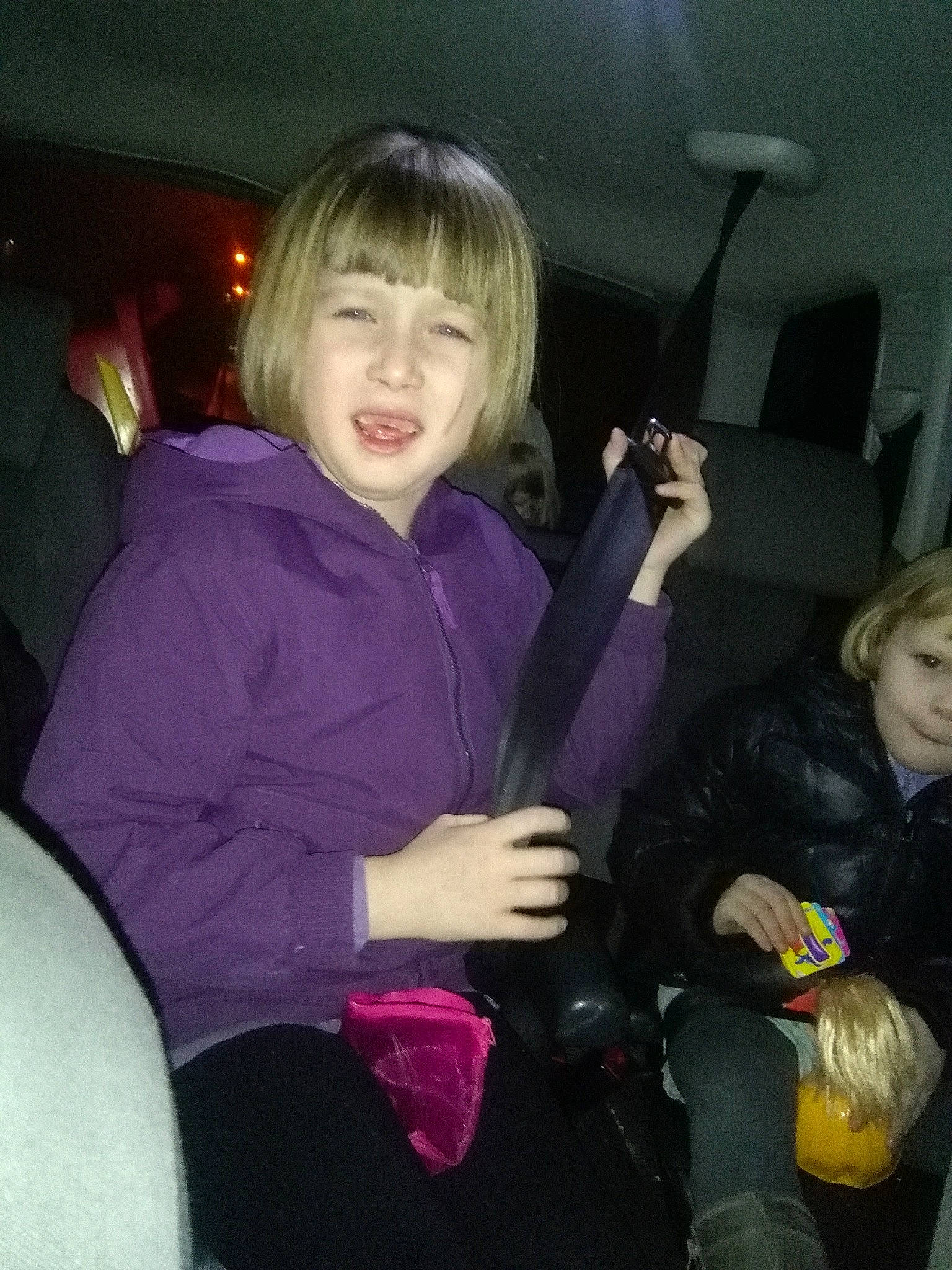 Maeva participe au concours pour gagner de l'argent avec cette photo : cool, finger, fun, person, purple, smile