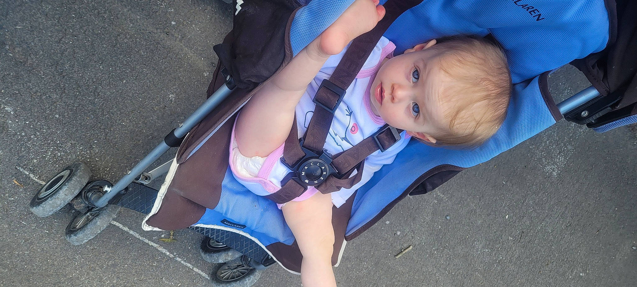 Zoé participe au concours pour gagner de l'argent avec cette photo : baby, baby_carriage, baby_products, baby_toddler_clothing, child, comfort, electric_blue, fun, grass, human_leg, knee, lap, leg, person, sandal, shoe, sitting, sock, thigh, toddler