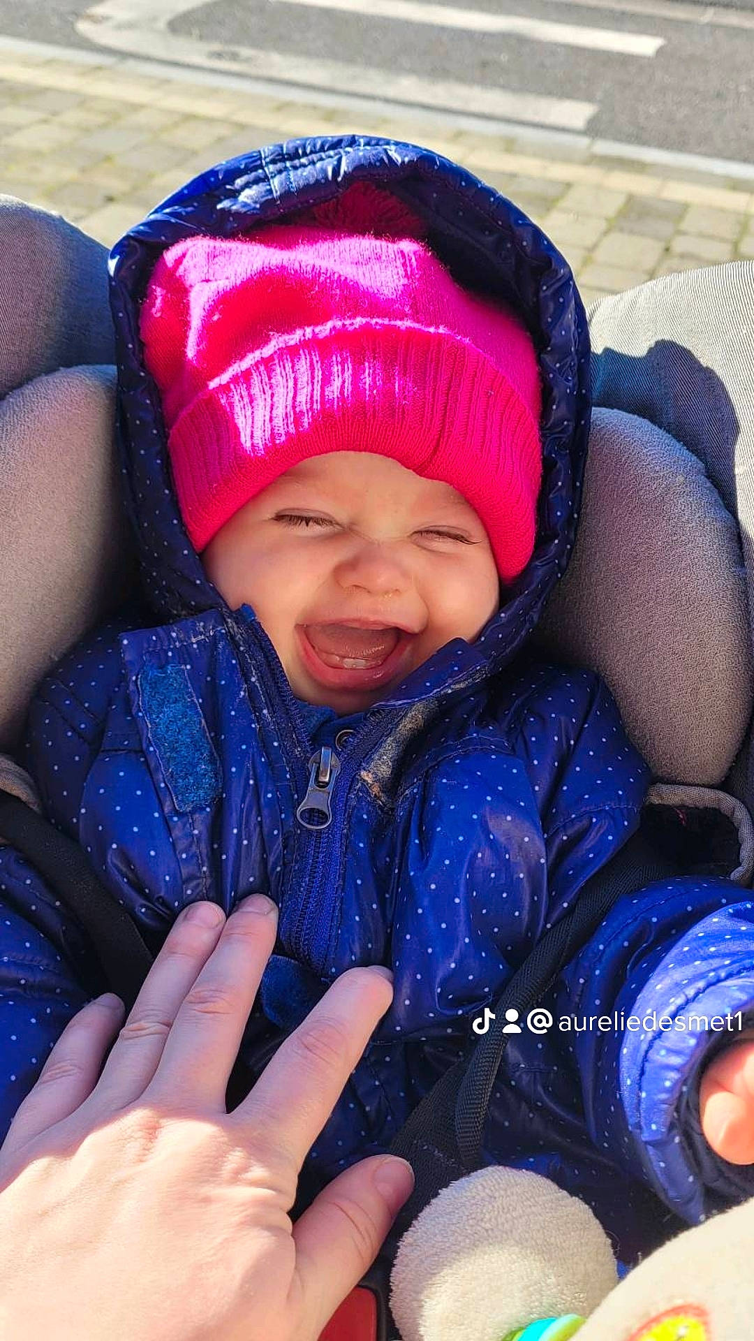 Zoé participe au concours pour gagner de l'argent avec cette photo : azure, blue, cap, cheek, comfort, eye, finger, gesture, hand, happy, head, headwear, lip, mouth, nose, person, product, purple, skin, smile