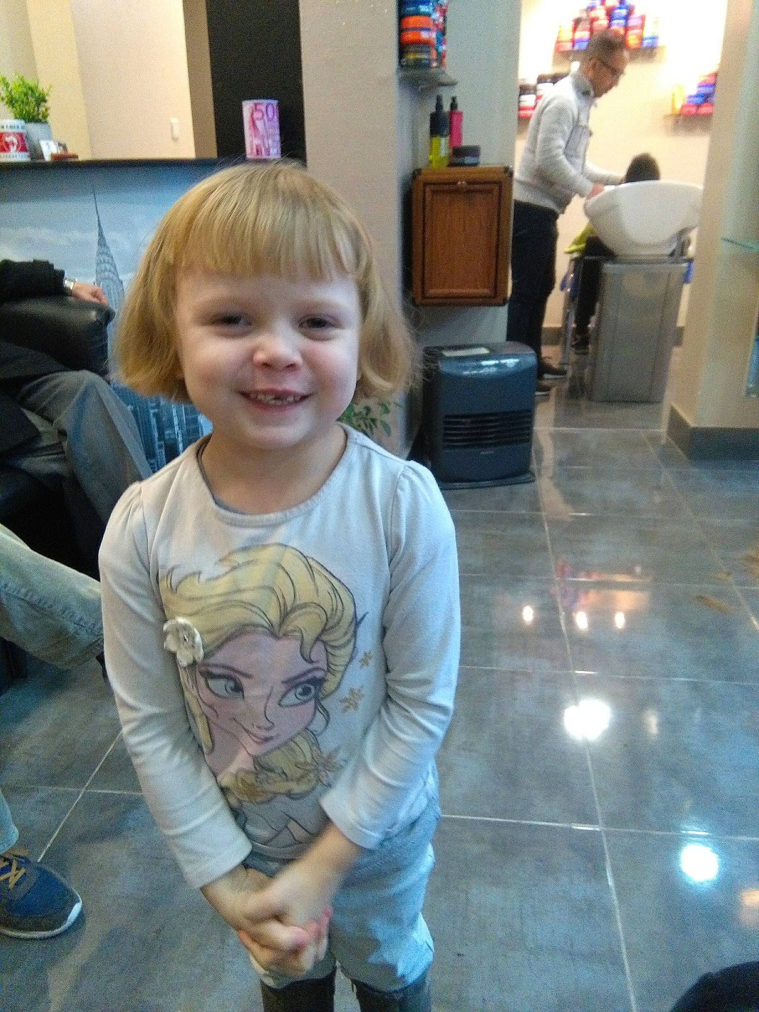 Ilona participe au concours pour gagner de l'argent avec cette photo : arm, blond, child, fun, hair, hairstyle, joy, person, smile, standing, t_shirt, toddler, vacation