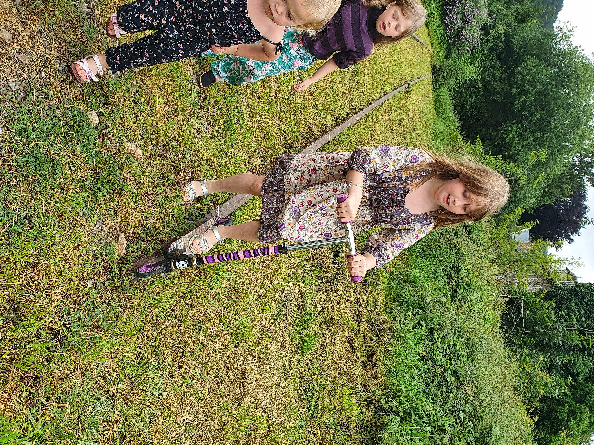 Maeva participe au concours pour gagner de l'argent avec cette photo : adaptation, clothing, fun, grass, grass_family, grassland, groundcover, happy, hat, landscape, lawn, leisure, military_camouflage, pattern, people_in_nature, person, plant, shrub, soil, toddler