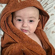 Isaé participe au concours pour gagner de l'argent avec cette photo : baby, towel, brown, cute, face, head, child, infant, eyes, expression, blanket, soft, ears, hooded, cozy, bed, pillow, pattern, sleepy, wrapped