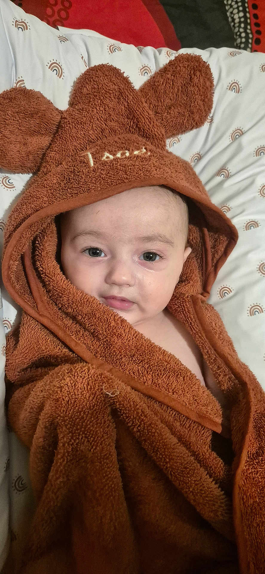Isaé participe au concours pour gagner de l'argent avec cette photo : baby, towel, brown, cute, face, head, child, infant, eyes, expression, blanket, soft, ears, hooded, cozy, bed, pillow, pattern, sleepy, wrapped