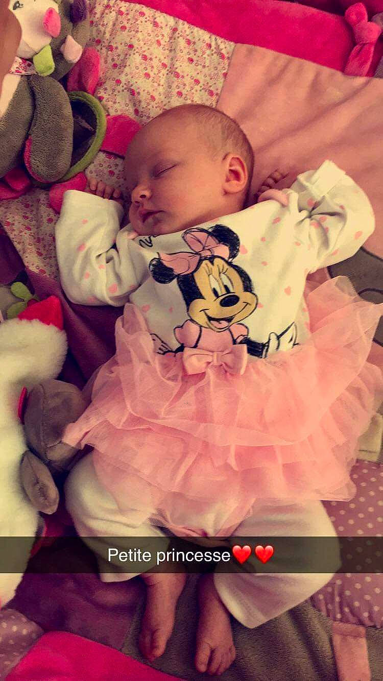 Zelia a rejoint le concours — aidez-le/la à gagner de superbes lots ! baby, bedtime, cheek, child, happy, head, person, photo_caption, photography, pink, sleep, smile, teddy_bear, toddler