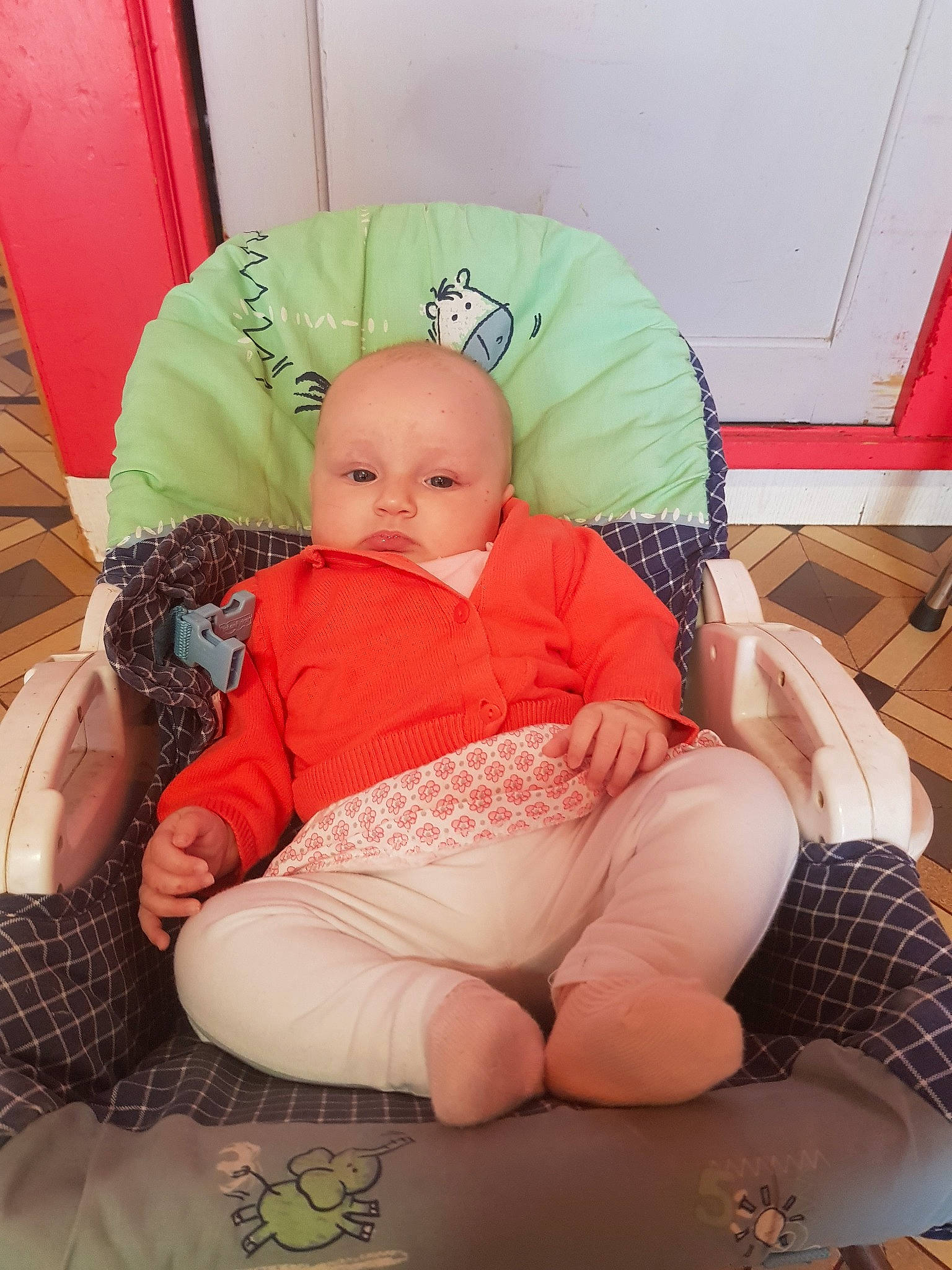 Zelia a rejoint le concours — aidez-le/la à gagner de superbes lots ! baby, child, person, sitting, toddler