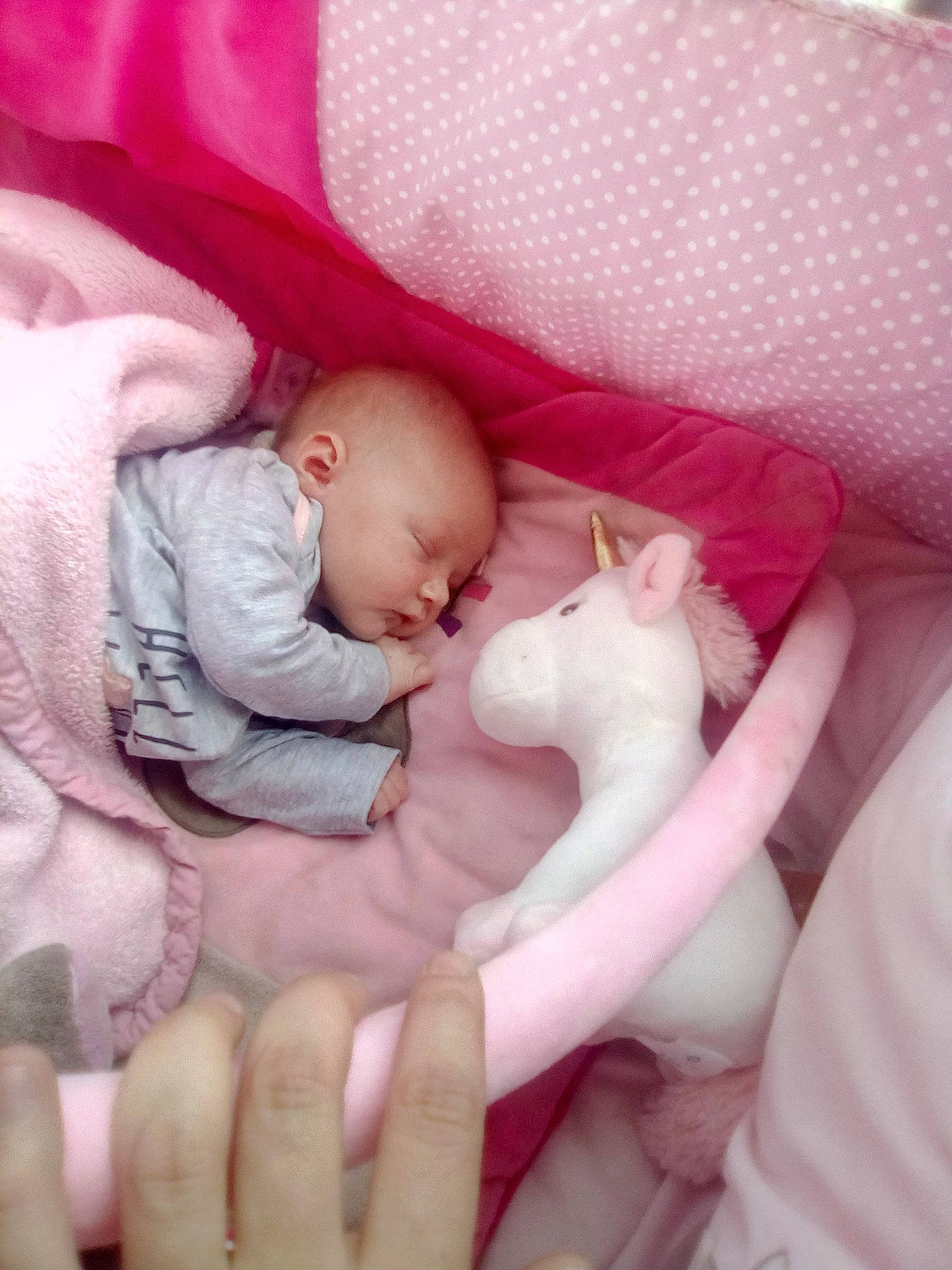 Zelia a rejoint le concours — aidez-le/la à gagner de superbes lots ! baby, cat, cheek, child, finger, gesture, hand, leg, nail, nose, person, pink, product, skin, sleep, toddler