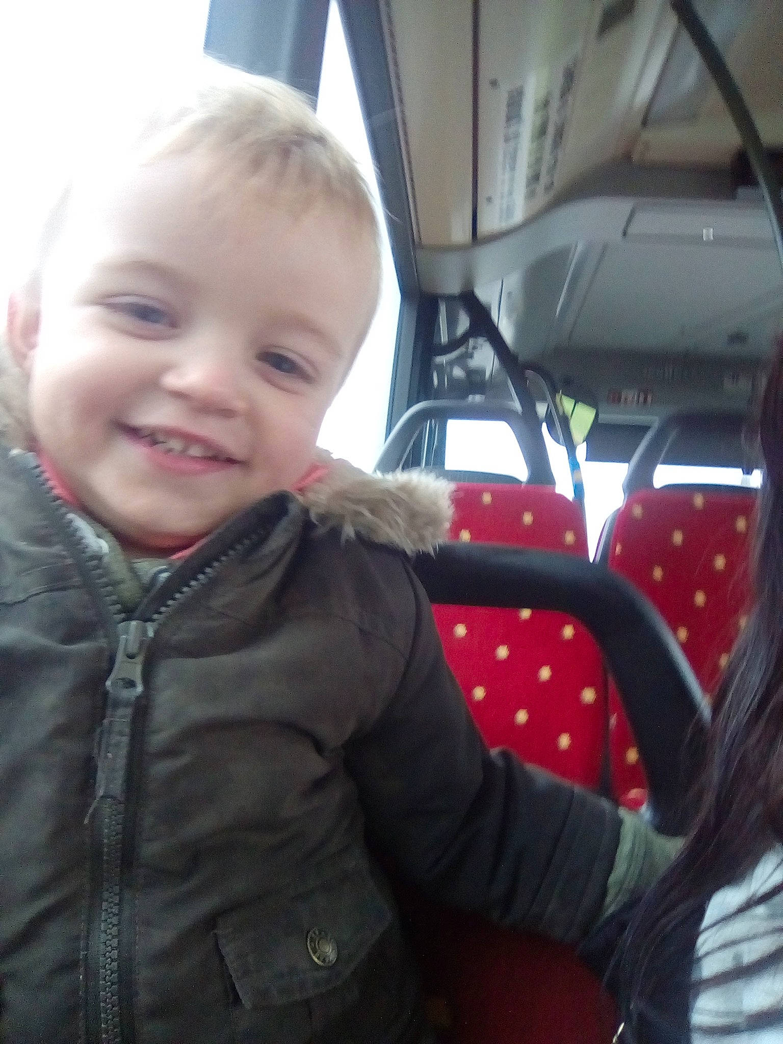 Indiano a rejoint le concours — aidez-le/la à gagner de superbes lots ! baby, car_seat, cheek, child, cool, electronic_device, eye, face, glasses, head, jacket, joy, lip, nose, outerwear, person, photography, plant, skin, smile