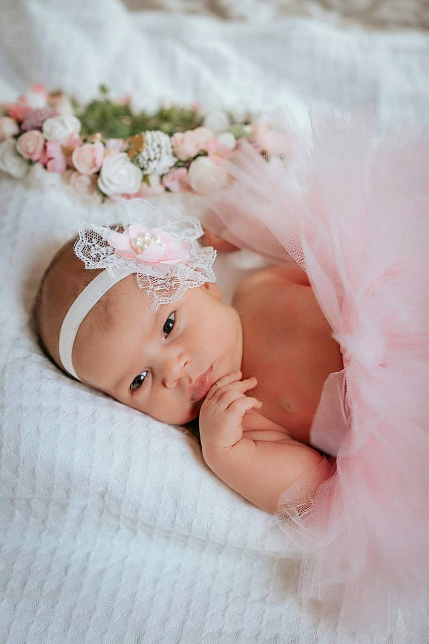Thalia participe au concours pour gagner de l'argent avec cette photo : baby, baby_toddler_clothing, bridal_accessory, comfort, flash_photography, flower, gesture, grass, hair_accessory, happy, headband, headgear, headpiece, headwear, jewellery, person, petal, pink, plant, skin